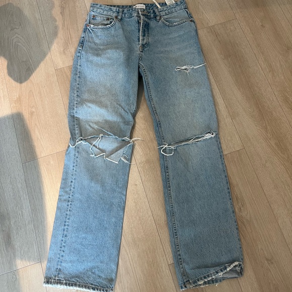 Blue light Zara jeans with holes at the knee level. - Picture 1 of 3